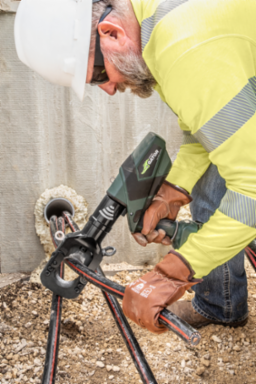 Gator Guillotin Remote Cable Cutter, 65 mm Jaw Size, Battery Powered, 18V