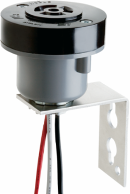 Locking Type Receptacle 3-Pin, C136.10 Compliant, with Pole Mounting Bracket