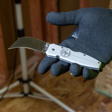 Lightweight Lockback Knife 2-5/8 Inch Hawkbill Blade, Anodized Aluminum Handle, 1.3 Ounce