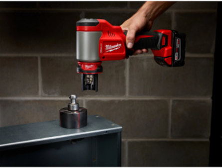 M18™ FORCE LOGIC™ 10 Ton Knockout Tool 1/2" to 4" Kit