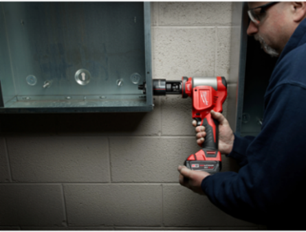 M18™ FORCE LOGIC™ 10 Ton Knockout Tool 1/2" to 4" Kit