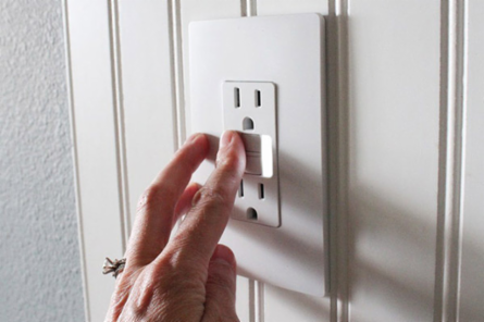 radiant® 1-Gang Screwless Wall Plate, White