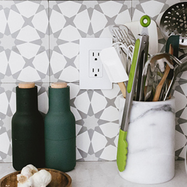 radiant® 1-Gang Screwless Wall Plate, White