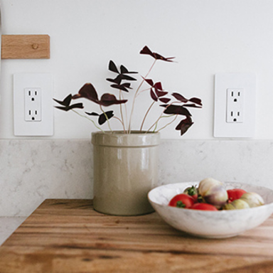 radiant® 1-Gang Screwless Wall Plate, White